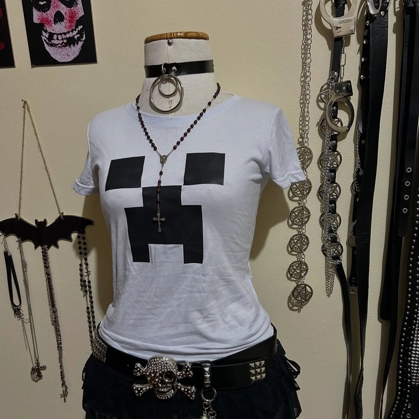 Y2K Graphic Baby Tee Crop - เสื้อยืดสไตล์ฮาราจูกุยุค 2000 แนวอีโม สาวเก๋ ทรงเข้ารูป สไตล์
