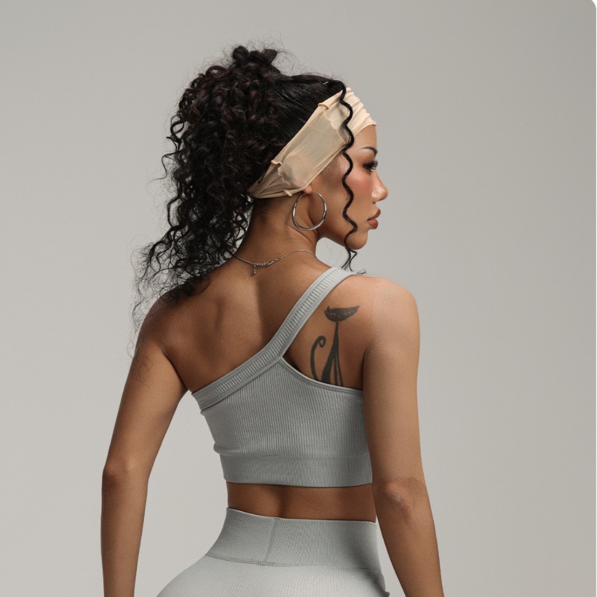 Seamless Ribbed Workout Tank Top - เสื้อชั้นในกีฬาแบบไหล่เดียวสำหรับผู้หญิง ทรงรัดรูป เซ็กซี่ สายรัดแบบไม่สมมาตร ครอปท็อปไร้ตะเข็บ มีฟองน้ำเสริม