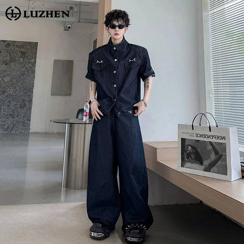Jeans - LUZHEN Handsome 2026 ชุดเดนิมสองชิ้นใหม่สำหรับฤดูร้อน เสื้อเชิ้ตแขนสั้นผู้ชายมีกระเป๋าหลายช่องและกางเกงยีนส์ทรงหลวม รุ่น