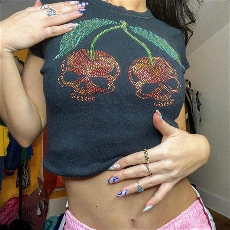 Y2K Graphic Baby Tee Crop - เสื้อแนวสตรีทสไตล์พังก์สุดสวยเสื้อยืดแนวกรันจ์กราฟิกแนวกะโหลกประดับพลอยเทียมแนวเสื้อยืดเด็กทารกสำหรับเด็กผู้หญิงเสื้อครอป2000S