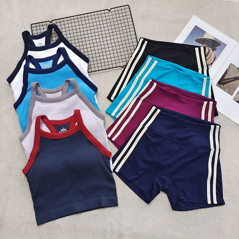 Seamless Ribbed Workout Tank Top - ชุดออกกำลังกายผู้หญิงแบบรัดรูป 2 ชิ้น เสื้อกล้ามมีฟองน้ำในตัว กางเกงขาสั้นเอวสูงลายทางด้านข้าง ชุดโยคะ