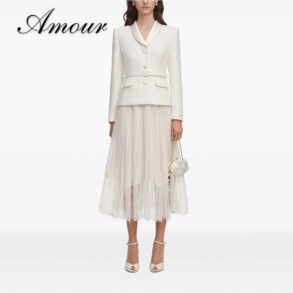Tweed Two Piece Blazer Dress - ชุดสูททางการแบบสองชิ้นสั่งตัดพิเศษ Amour พร้อมเสื้อเบลเซอร์ผ้าทวีดมีปกและเข็มขัด กระโปรงมิดิทรงพลีทชายลูกไม้ ชุดเดรสหรูหราสำหรับแขกงานแต่งงาน