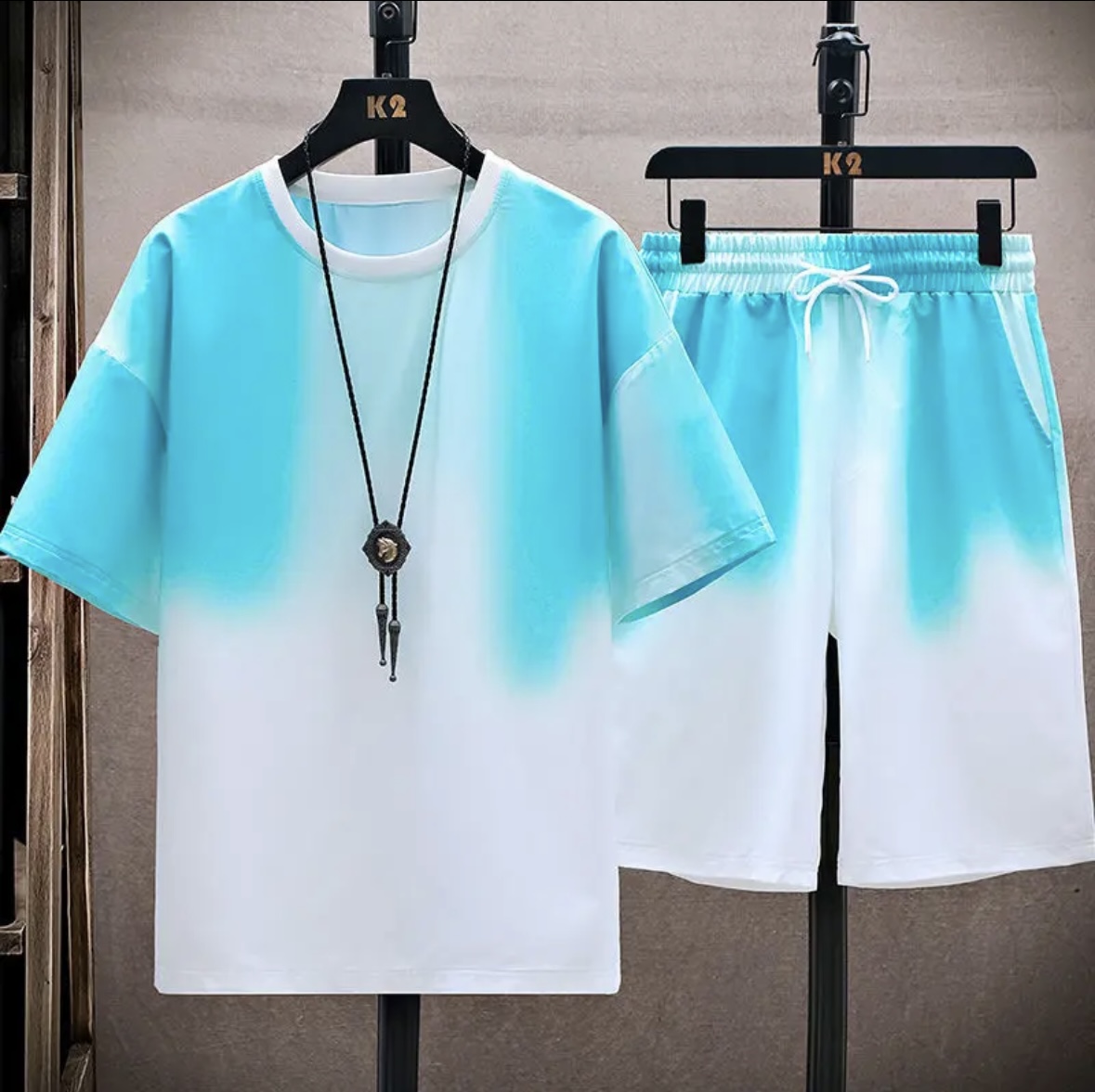 Tops - ชุดเซ็ตผ้าไหมน้ำแข็งคู่รักสำหรับฤดูร้อนขายดีรุ่นใหม่ เสื้อยืดและกางเกงขาสั้นสไตล์เกาหลีทรงหลวม ใส่ได้ทั้งชายและหญิง แฟชั่น แห้งเร็ว
