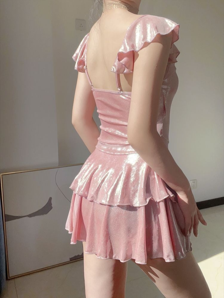 Swimwear - ชุดว่ายน้ำสีชมพูเงาสวยหรูสำหรับผู้หญิง เสื้อท็อปทรงรัดรูปพร้อมกระโปรงด้านล่าง ช่วยเก็บหน้าท้อง ชุดว่ายน้ำสำหรับฤดูร้อน ชุดไปเที่ยวชายหาด