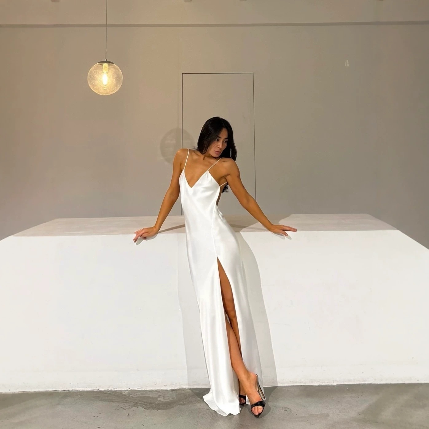 ชุดราตรียาวผ้าซาตินสีขาว สายเด - Elegant Satin Evening Gown Split บทวิจารณ์และราคา