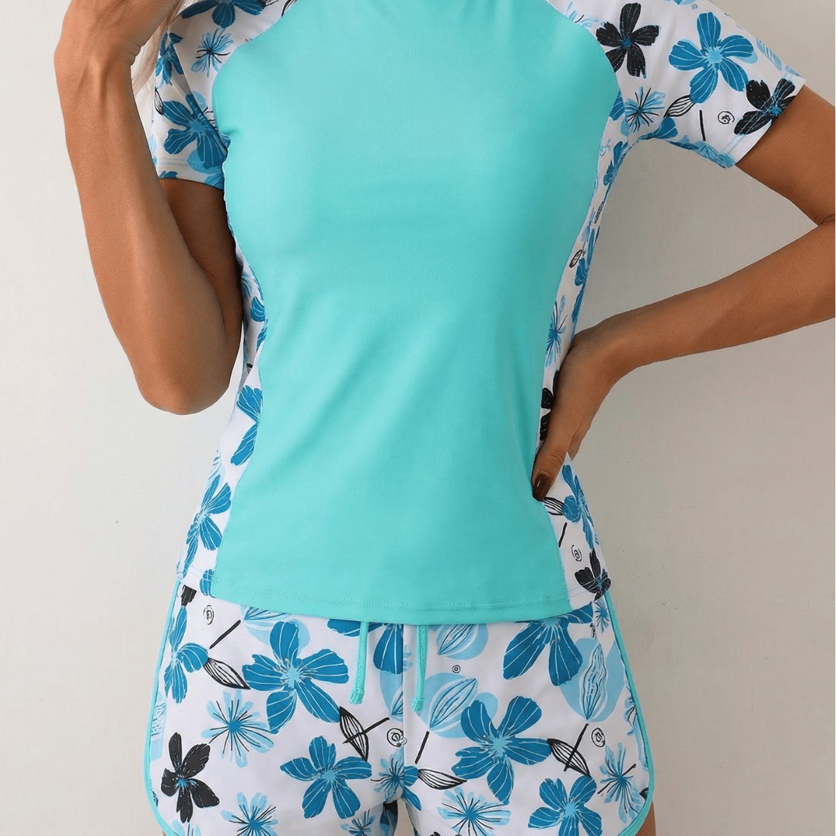 ชุดว่ายน้ำทูพีซลายดอกไม้สีฟ้า  - Tops บทวิจารณ์และราคา