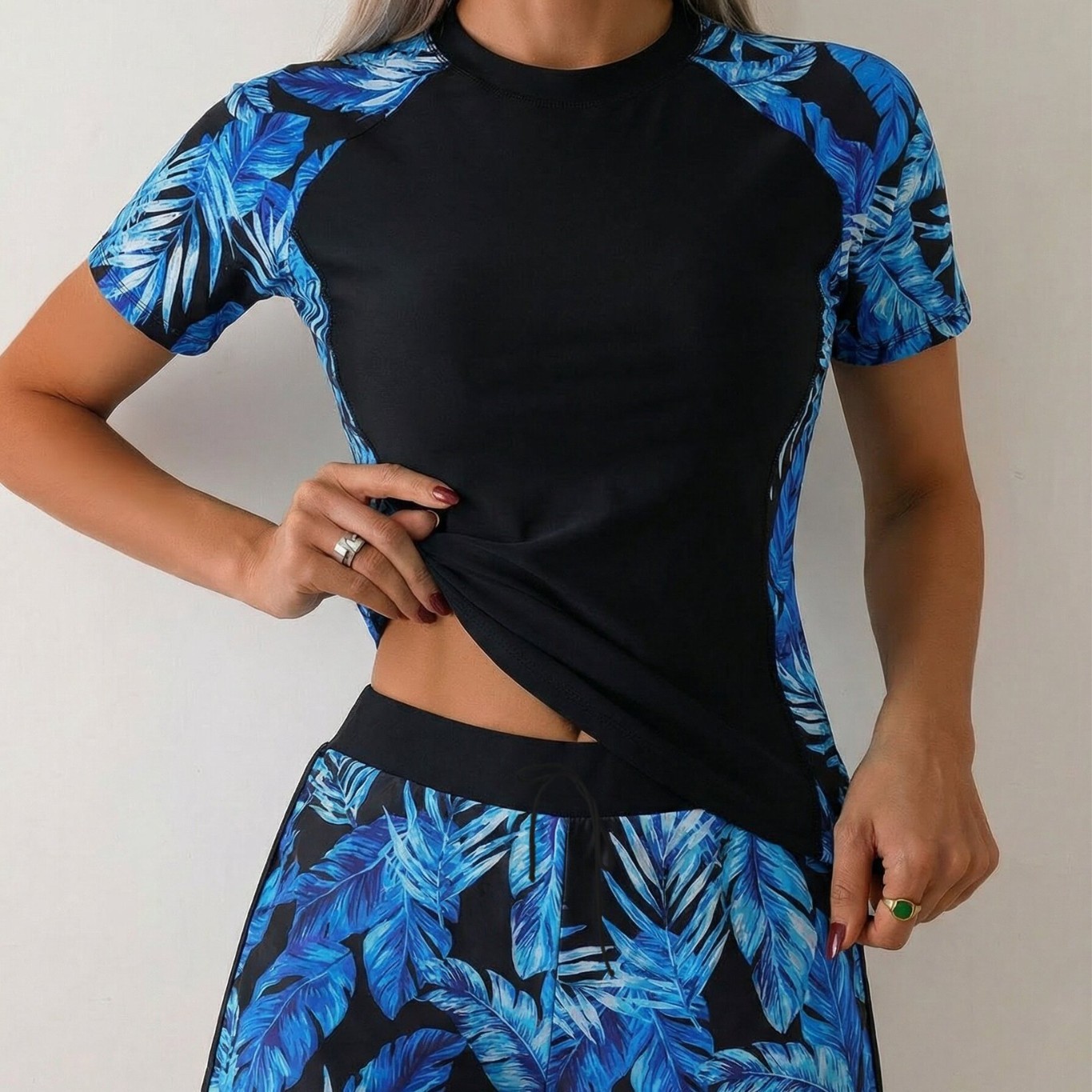 ชุดว่ายน้ำทูพีซลายดอกไม้สีฟ้า  - Tops บทวิจารณ์และราคา